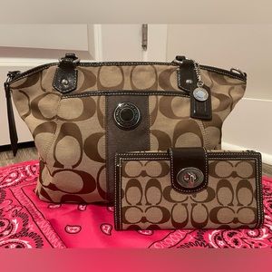 👜ACCEPTING OFFERS! Coach handbag w/ matching wallet